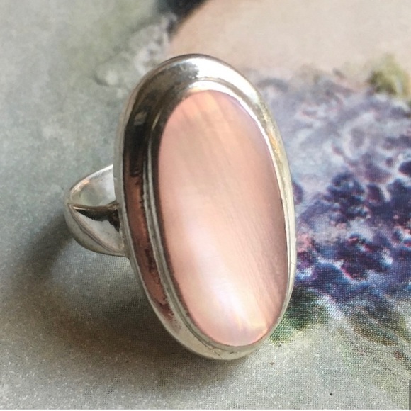 •MOTHER OF PEARL• sterling silver shield ring - Picture 4 of 4